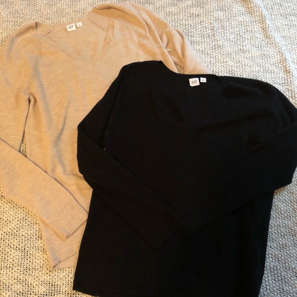 EUC 2 pack GAP V-neck sweaters